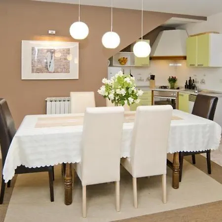 House In With Balcony, Air Conditioning, W-lan, Washing Machine Holiday home Buje